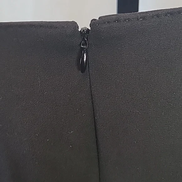 New Banana Republic Denim Black Ruffle Short Sleeve Split Neck Sheath Size 14 - Picture 7 of 7